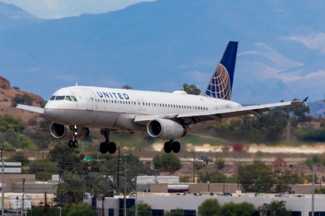 Airbus A320 (N420UA) - United Airlines A320 landing at PHX on 9/10/22. Taken with a Canon 850D and Tamron 150-600mm G2 lens.