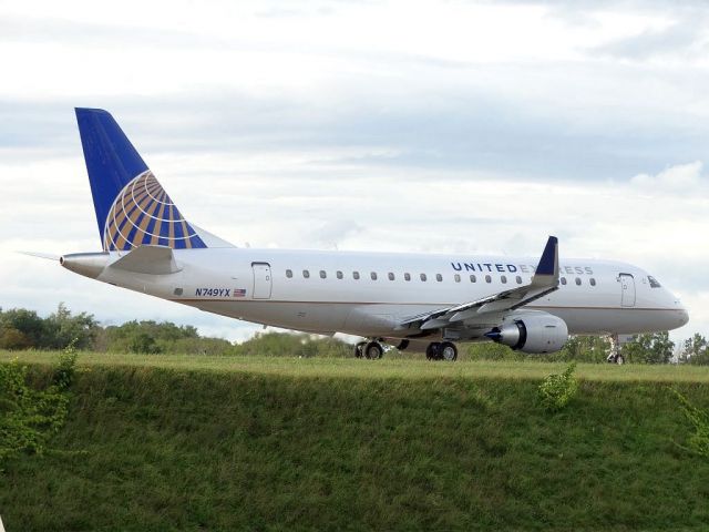 Embraer 175 (N749YX)