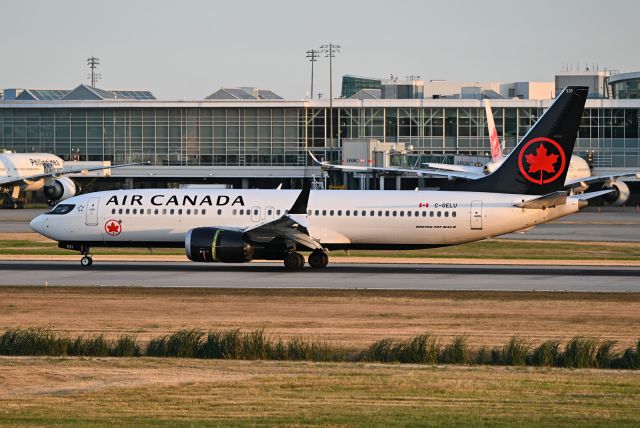 Boeing 737 MAX 8 (C-GELU)