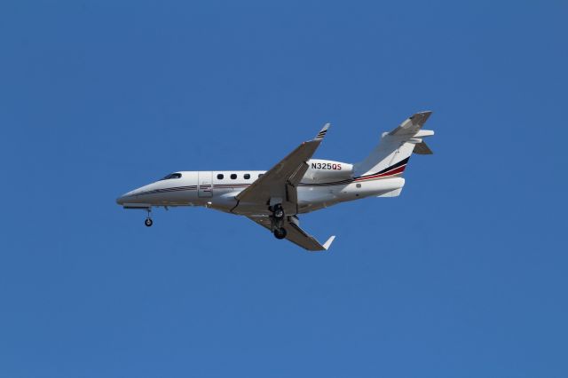 Embraer Phenom 300 (N325QS)