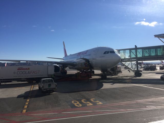 Airbus A330-300 (EC-MLB) - Foto tomada desde el microbus que nos llevo desde la T4S a la T4.Este avión se llama IBEROAMÉRICA, conmemorando los 70 años del inicio de los vuelos de Iberia a Latinoamérica