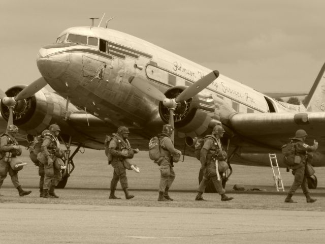 Douglas DC-3 (NC24320)