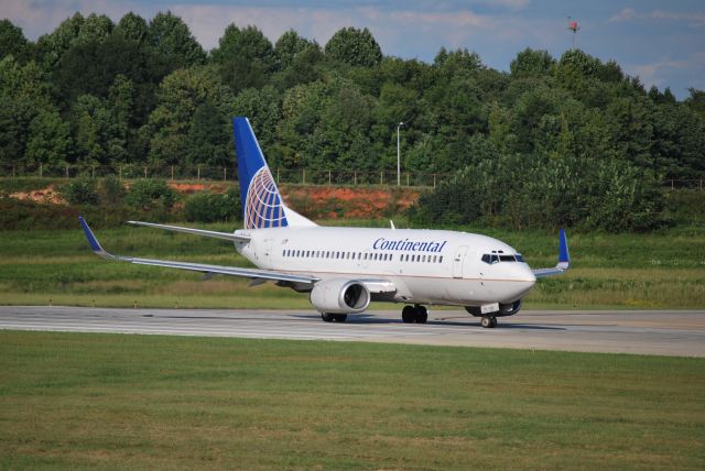 Boeing 737-500 (N17614) - In position runway 18C - 9/27/09