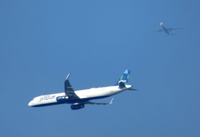 Airbus A321 (N913JB) - Shown here a few minutes until landing is a jetBlue Airbus A321 @ 3200 while the Delta N340NB Airbus A319 @ 8800 safely passes overhead in the Spring of 2017.