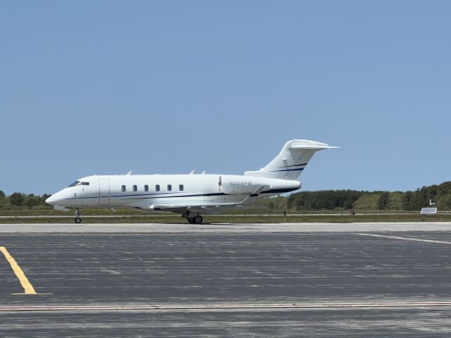 Bombardier Challenger 300 (N225FW)