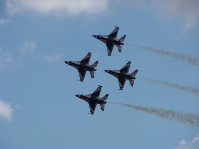 Lockheed F-16 Fighting Falcon — - MCAS Miramar Airshow 2007  San Diego, CA  Thunderbirds ripin it up! Diego style!