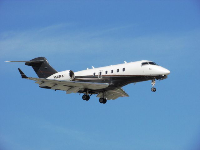 Bombardier Challenger 300 (N549FX) - Landing RWY 20R