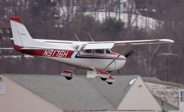 Cessna Skyhawk (N9176H) - Landing RW 26 at KDXR