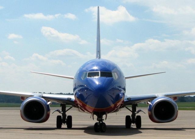Boeing 737-700 (N940WN) - Parking at Shreveport Regional.
