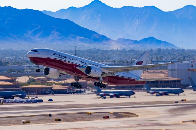 Boeing 777-200 (N867DA) - Arizona Cardinals 777-200 taking off from PHX on 11/19/22. Taken with a Canon 850D and Tamron 70-200 G2 lens.