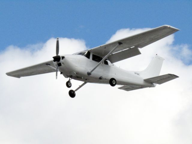 Cessna Skylane (N170AC) - Landing RWY 24