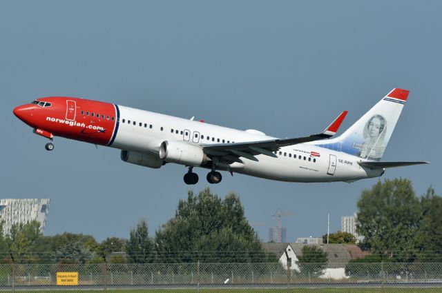 Boeing 737-800 (SE-RPH) - St. Magleby RWY22R