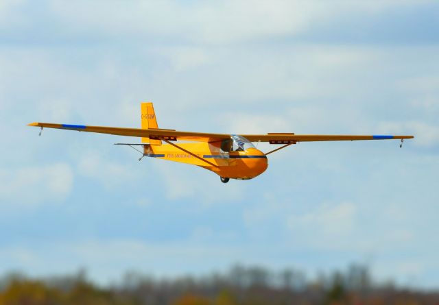 Unknown/Generic Glider (C-GCLM) - One of the two gliders that where used that day for short flights around the airport, on 14-Oct-13.