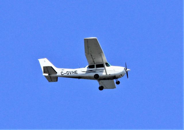 C-GVHE — - C-GVHE CESSNA SKYHAWK 172N CARGAIR LTD. survolant le fleuve St-Laurent à Lavaltrie QC. le 18-05-2022 à 14:02