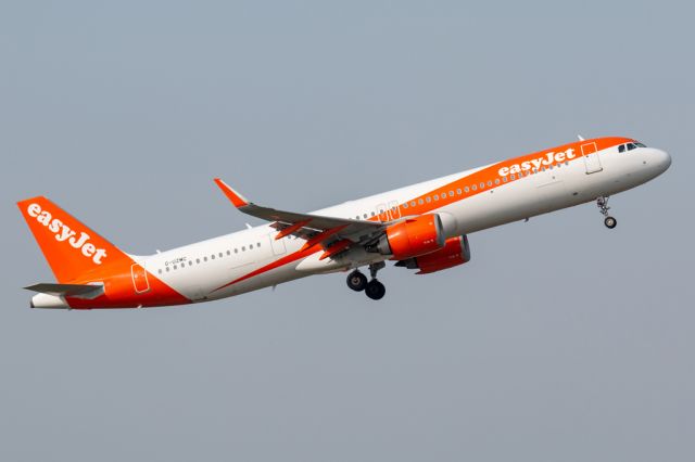 Airbus A321 (G-UZMC)