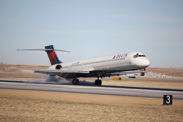 McDonnell Douglas MD-90 (N929DN) - Landing on 16L.