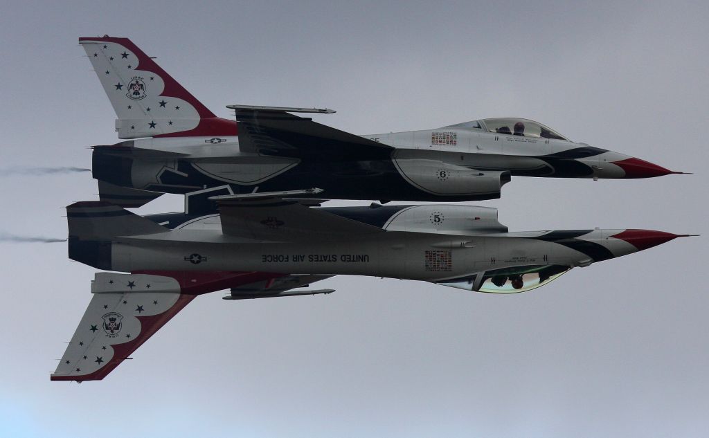 Lockheed F-16 Fighting Falcon (N5AND6) - USAF Thunderbird #5 and and #6 mirror pass.