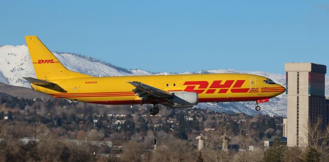 BOEING 737-400 (N494SA) - A blast of yellow in a blue sky.  Southern Airs N494SA is about to complete its s/final approach to RTIAs runway 34L.