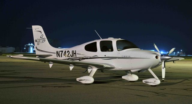 Cirrus SR-22 (N742JH)