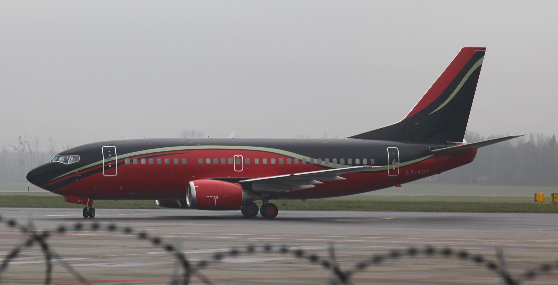 Boeing 737-700 (LY-KDT)