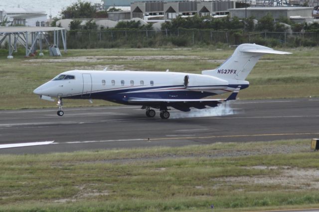 Bombardier Challenger 300 (N527FX)