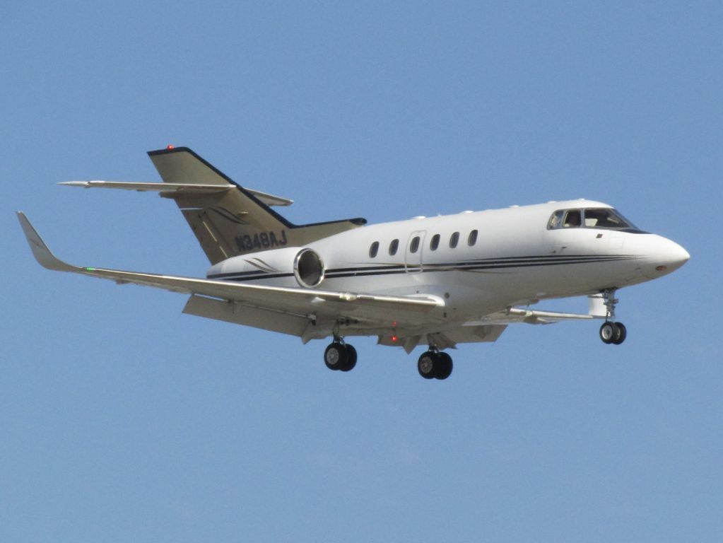 Hawker 800 (N348AJ) - Landing RWY 20R