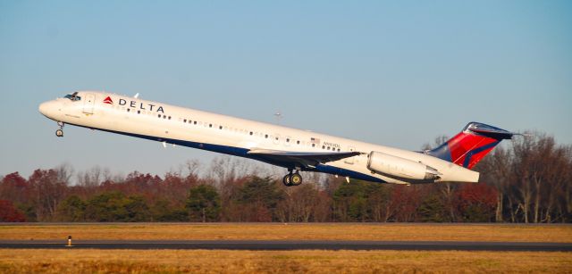 McDonnell Douglas MD-88 (N983DL) - Taking off on a beautiful Sunday morning.