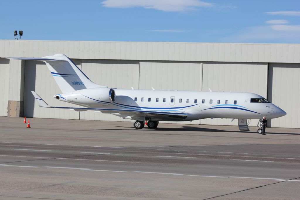 Bombardier Global 5000 (N989RJ)