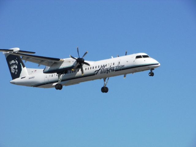 de Havilland Dash 8-100 (N449QX) - Landing RWY 20R