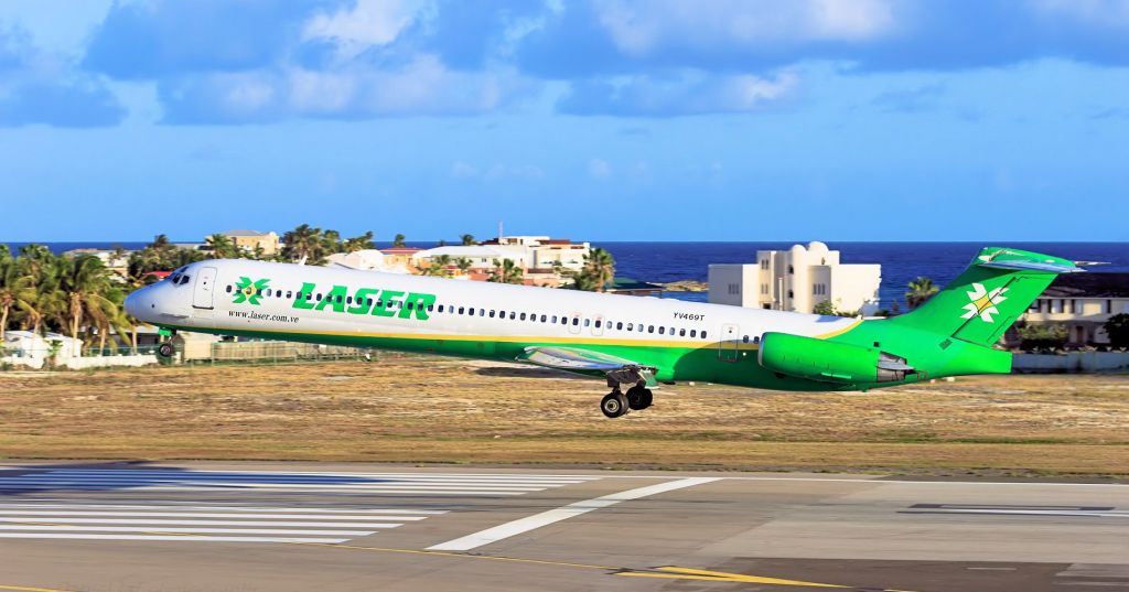 McDonnell Douglas MD-82 (YV-496T) - Lazer landing at TNCM as a charter 