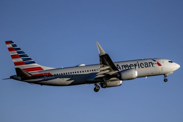 Boeing 737 MAX 8 (N322TH)