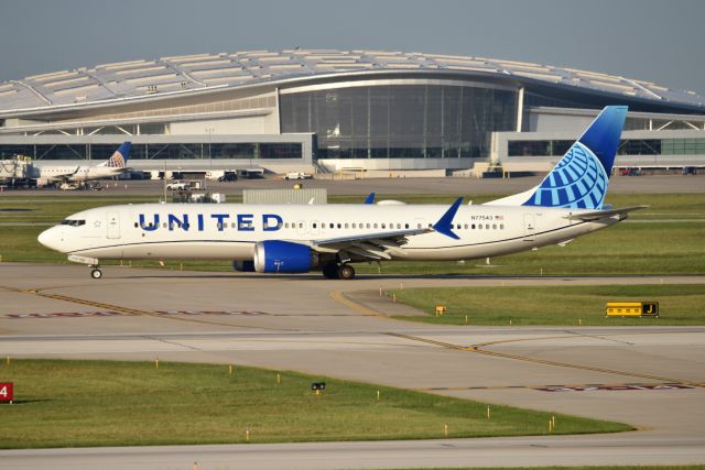 Boeing 737-900 (N77543) - 08-28-23 Taxiing out for departure.