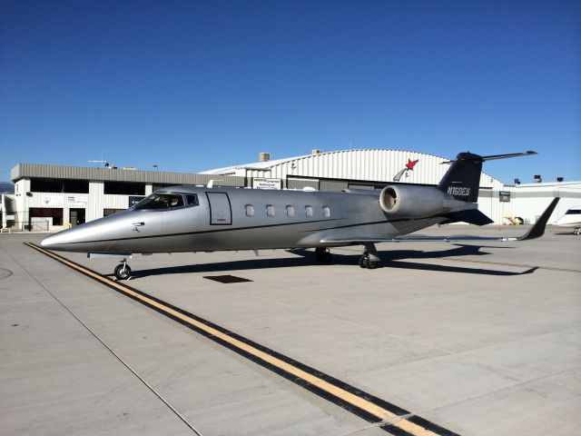 Learjet 60 (N160EM)