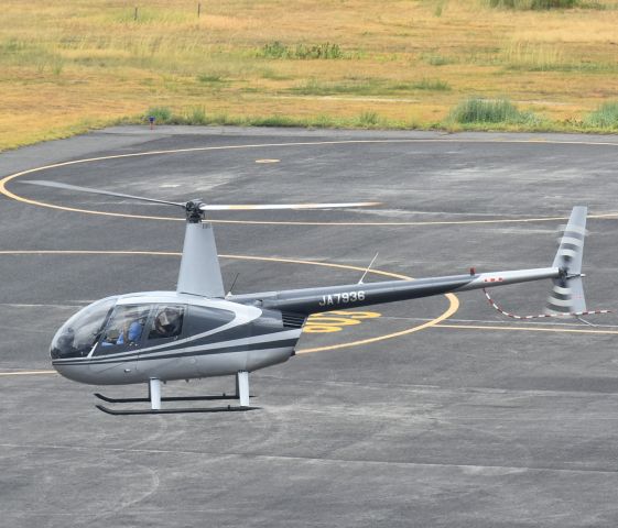 Robinson R-44 (JA7936)