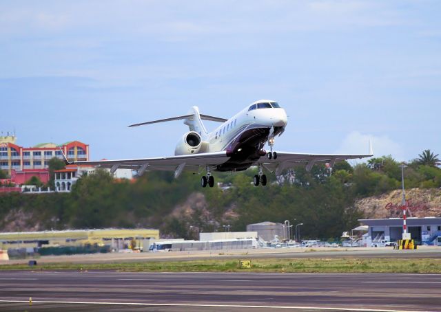 Bombardier Challenger 300 (N70CR)