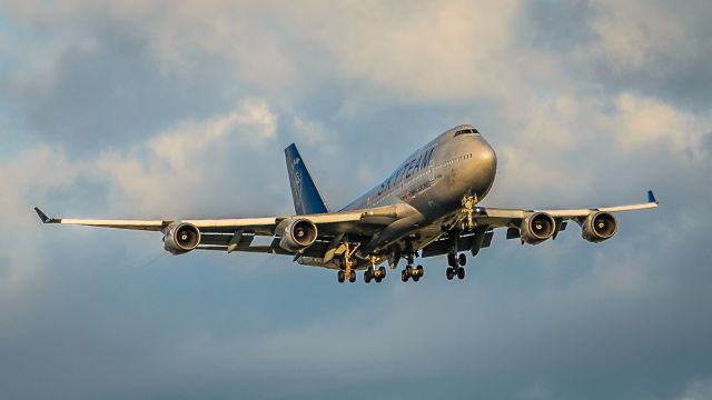 Boeing 747-400 (B-18211)