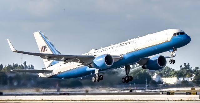 N80002 — - Air Force Two departing Palm Beach - Nikon 850/300 f4