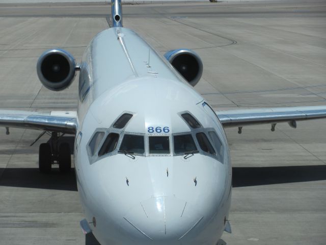McDonnell Douglas MD-83 —
