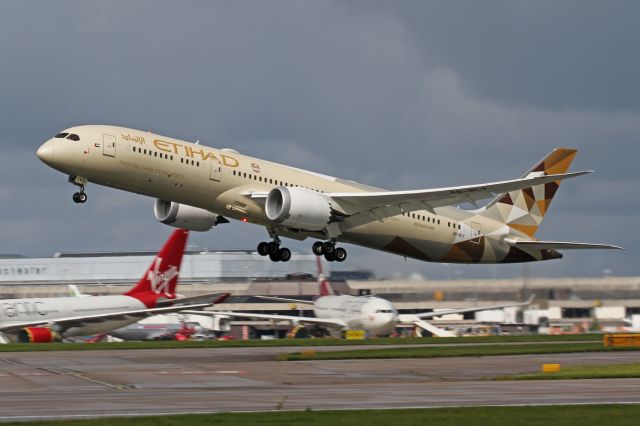 Boeing 787-9 Dreamliner (A6-BLY) - ETD22 departs to Abu Dhabi after a short take off run.