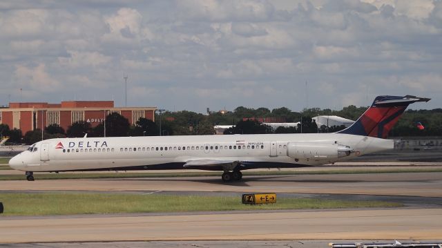 McDonnell Douglas MD-88 (N902DE)