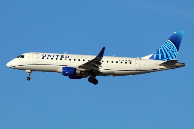 Embraer 175 (N725YX)