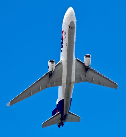 Boeing MD-11 (N615FE) - FedEx MD-11 on departure from runway 22R at Newark over Staten Island.