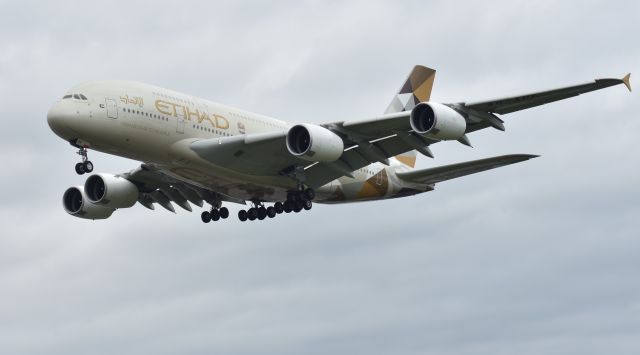 Airbus A380-800 (A6-APF) - LANDING 27R 