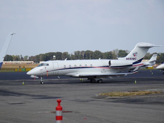 Bombardier Challenger 300 (N590MC)