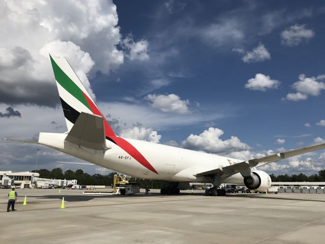 Boeing 777-200 (A6-EFJ)