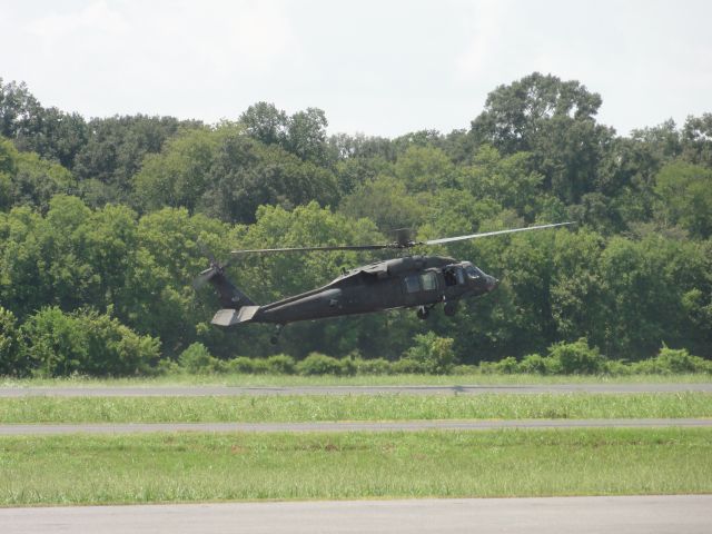 — — - UH-60 Black Hawk - coming in for touch and go