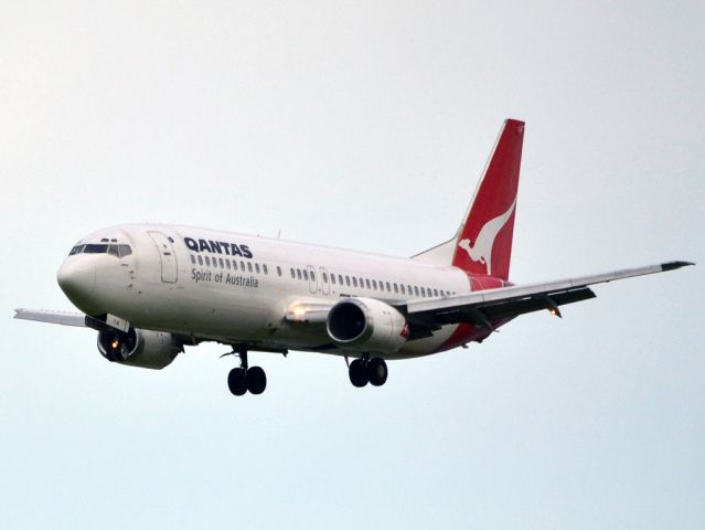 BOEING 737-400 (VH-TJS) - A Qantas old girl on short finals for runway 05. Thursday 12th July 2012.