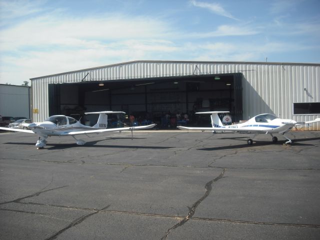 Diamond Star (N597RA) - NICE PAIR OF DIAMONDS TIMS HANGER 2011