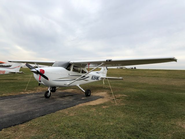 Cessna Skyhawk (N384MC) - N384MC tied down outside Aero-Tech Services before preflight. Recently added to the Aero-Tech Services fleet.