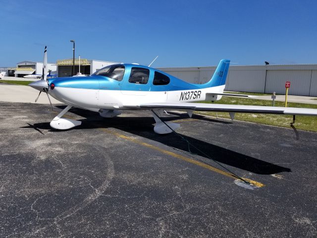 Cirrus SR-22 (N137SR)